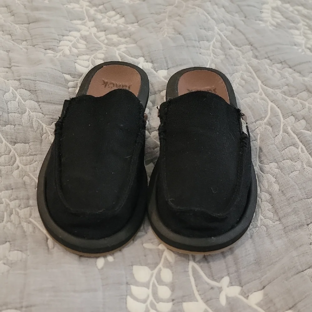 Sanuk Womens Black Canvas Slip-Ons - Picture 2 of 5
